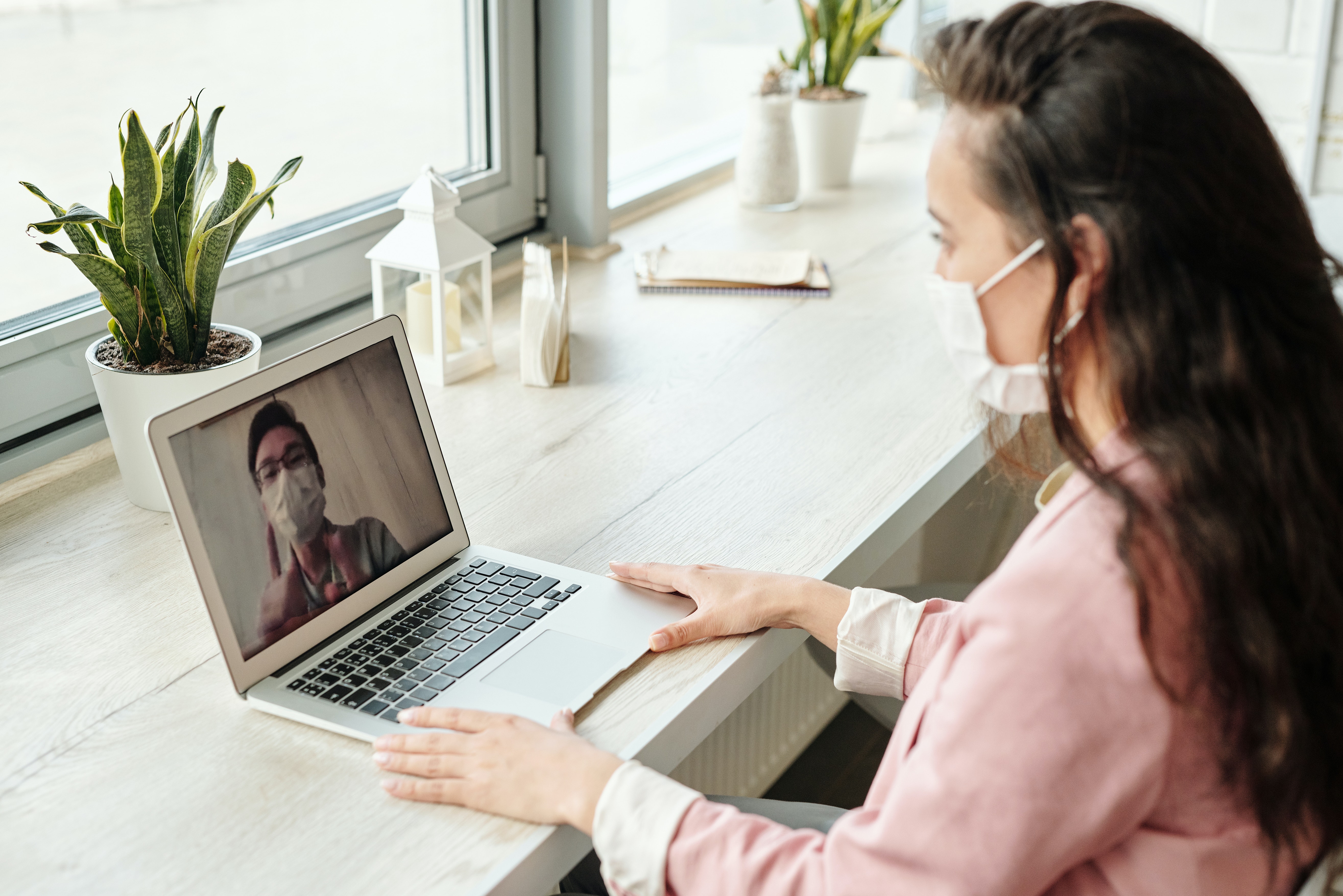 Image of a video meeting between 2 doctors